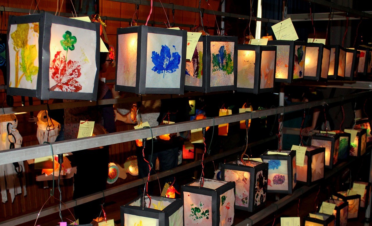 Lichter, Laternen, leuchtende Augen – St. Martinszug im Hermann-Löns-Viertel